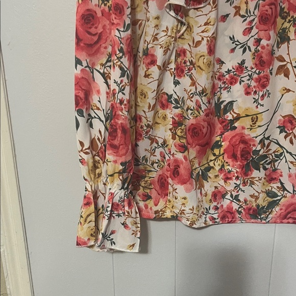 Chic Floral Ruffle Blouse - Picture 5 of 9